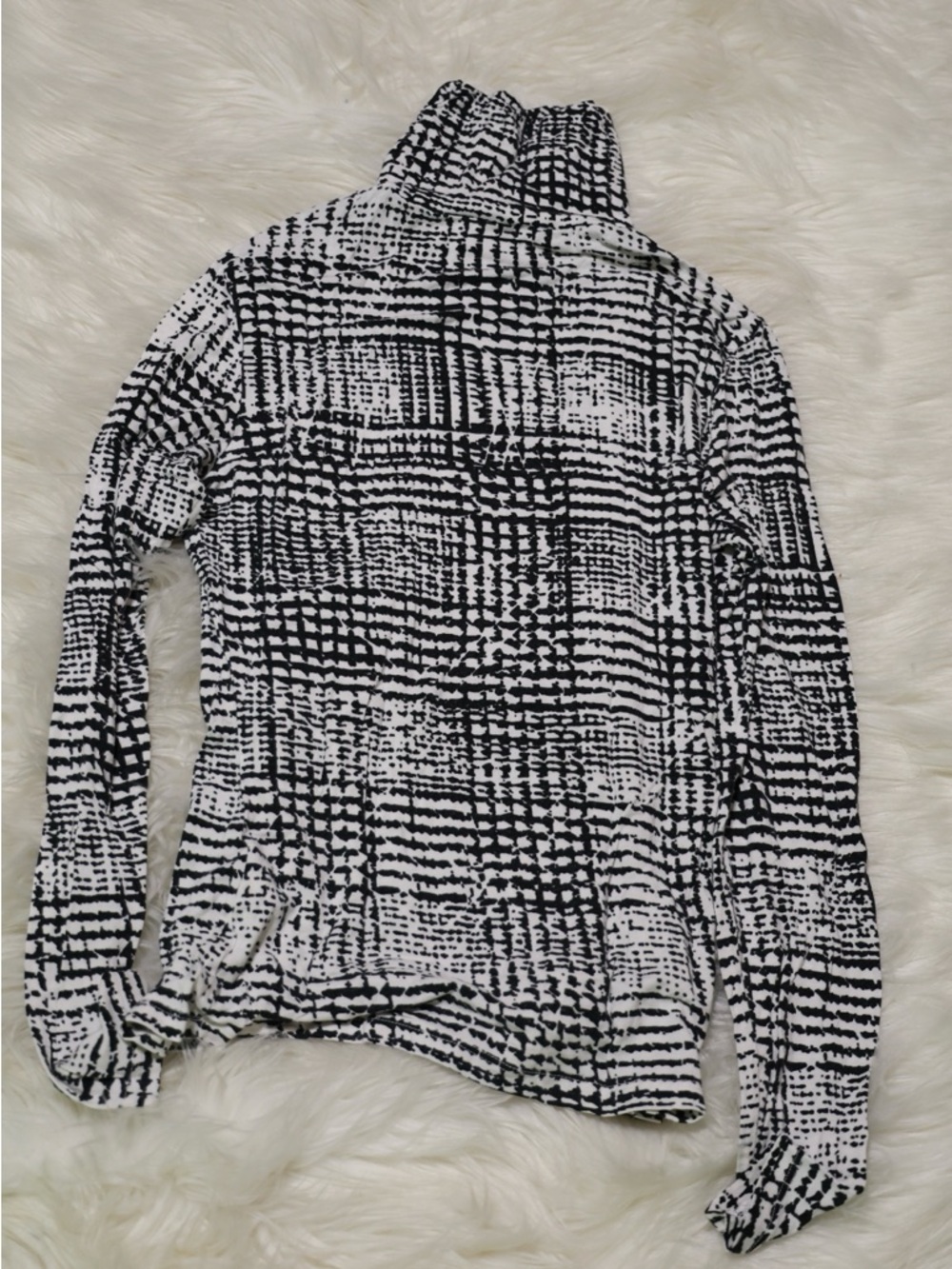 H&M Black & White Abstract Pattern Turtleneck Top